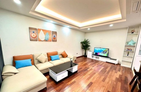 Cho thuê căn hộ 1K1N mặt phố Nguyễn Thái Học. Full nội thất, oto đỗ cửa